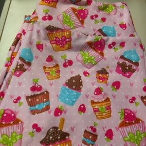 🌼 3 for $25 🌼 Cupcake sprinkle capri leggings
